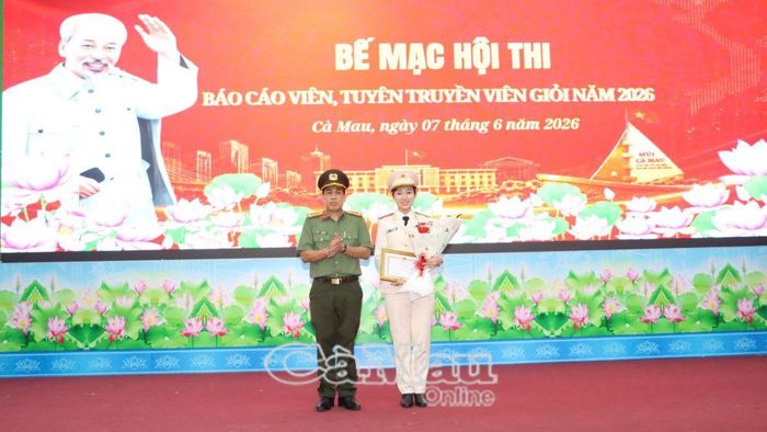 Đại tá Lê Tấn Vinh, Phó Giám đốc Công an tỉnh, Trưởng ban Tổ chức, Trưởng ban Giám khảo hội thi, trao giải Nhất cho Đại úy Lâm Thảo Duy, Chi ủy viên Chi bộ Thanh niên thuộc Đảng bộ Công tác chính trị.