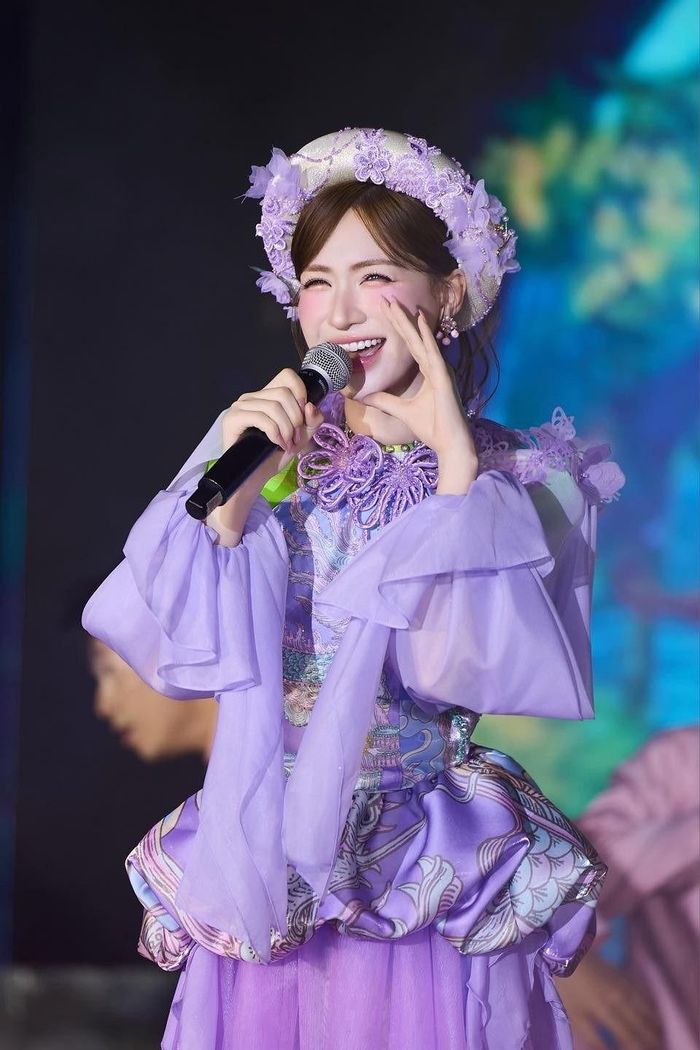 2026 được kỳ vọng sẽ là một năm thành công rực rỡ của Hòa Minzy trên lĩnh vực âm nhạc. (Ảnh: FBNV)