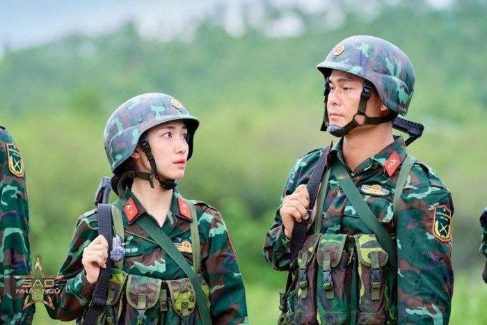 Hòa Minzy và Đại úy Văn Cương bén duyên từ chương trình Sao nhập ngũ 2022, trước khi công khai chuyện tình cảm với công chúng. (Ảnh: Chương trình cung cấp)