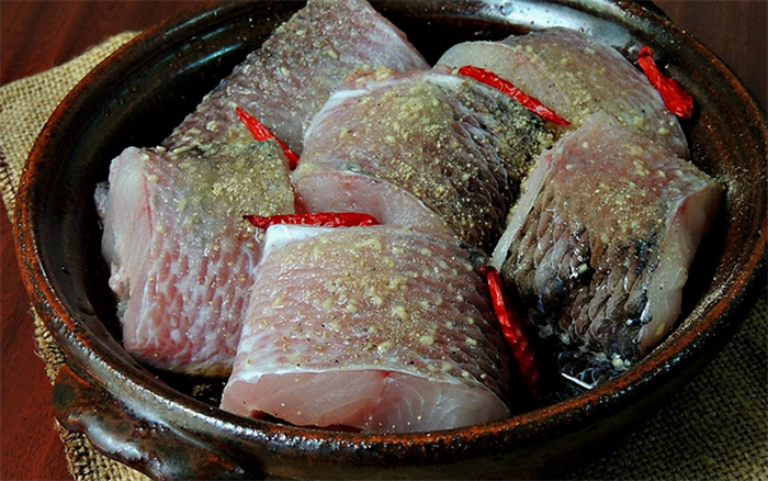 Tùy vào từng món ăn, khi ướp có thể thêm vài giọt nước cốt chanh để giúp khử mùi tanh và làm thịt cá thơm hơn. Ảnh minh họa.