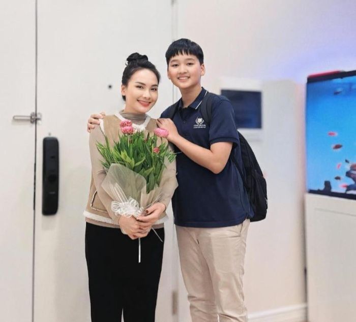 Bảo Thanh khoe con trai cao lớn hơn mẹ. (Ảnh: FBNV)