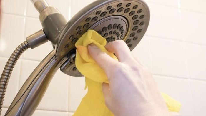 Bạn có thể sử dụng các nguyên liệu sẵn có ngay tại nhà như giấm, chanh, baking soda để làm sạch vòi hoa sen. Ảnh minh họa