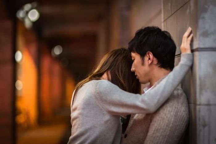 Khi một người đàn ông bắt đầu có dấu hiệu ngoại tình, lời nói của họ thường thay đổi một cách tinh vi. Ảnh minh họa