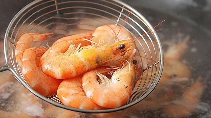 Bạn có thể thêm sả khi luộc tôm. Ảnh minh họa