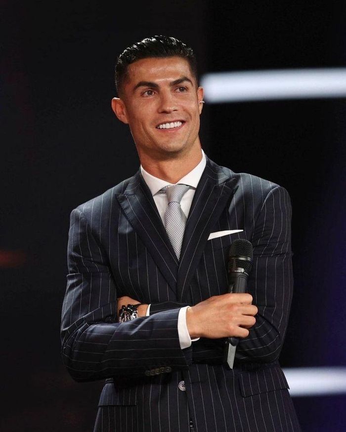 Cristiano Ronaldo trở thành vận động viên đang thi đấu đầu tiên vượt mốc 2 tỷ USD thu nhập sự nghiệp