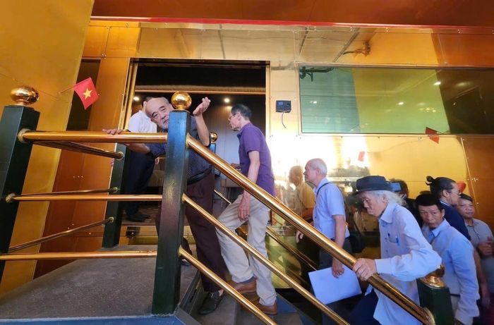 Các đại biểu tham quan đoàn tàu điện dát vàng. Ảnh: Báo Tin tức và Dân tộc