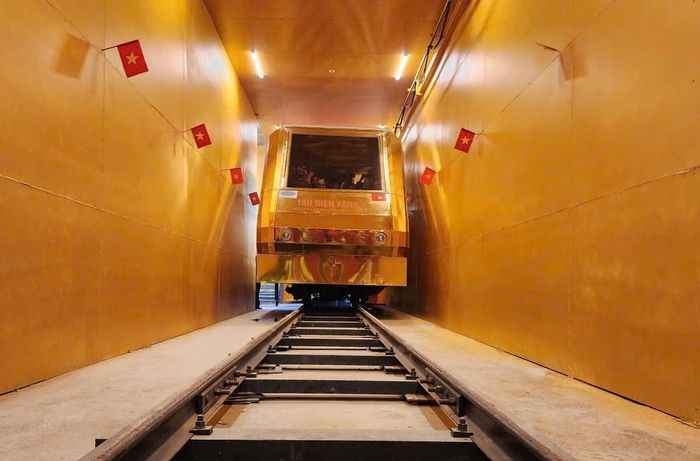 Đoàn tàu điện vàng được thử nghiệm có trọng tải 10 tấn. Ảnh: Báo Tin tức và Dân tộc