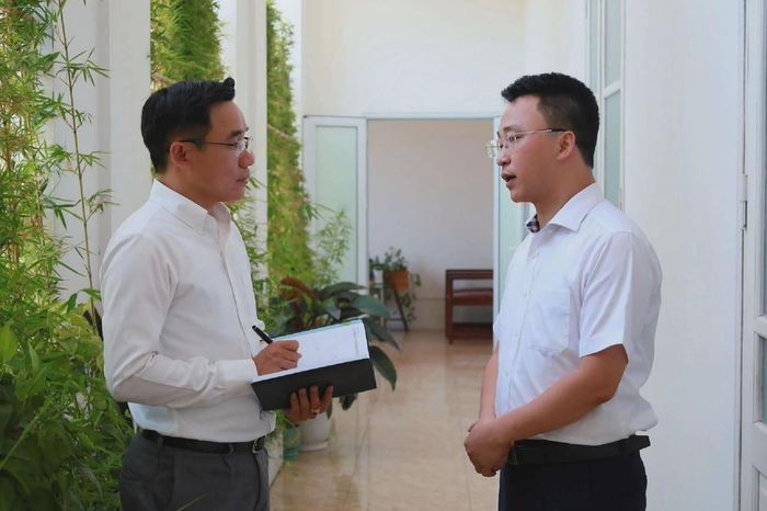 Thẩm phán Hoàng Nghĩa Hải trao đổi với phóng viên Báo Công lý.