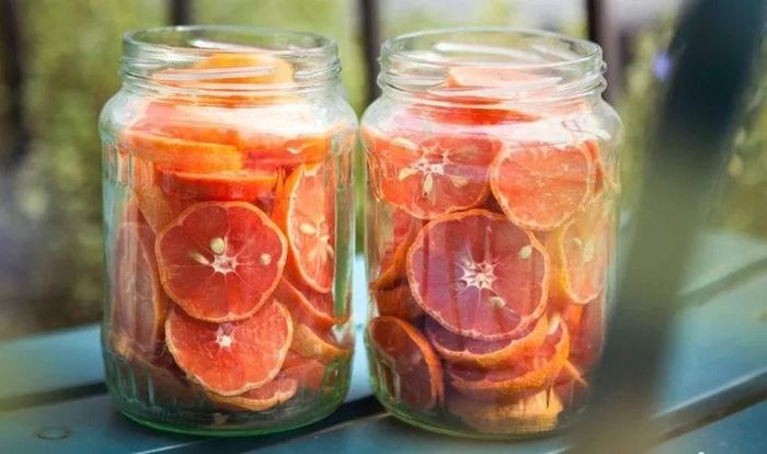 Bạn nên cắt chanh đào thành các lát mỏng vừa phải thay vì để miếng quá dày