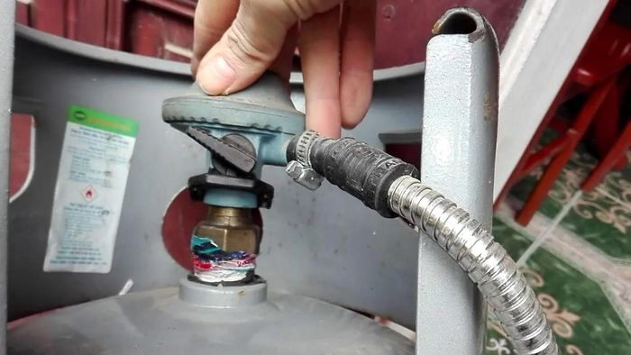 Sau khi xử lý hết khí gas bị rò, bạn nên gọi kỹ thuật viên để kiểm tra hệ thống