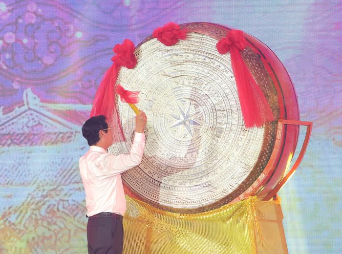 Lãnh đạo tỉnh đánh trống khai hội.