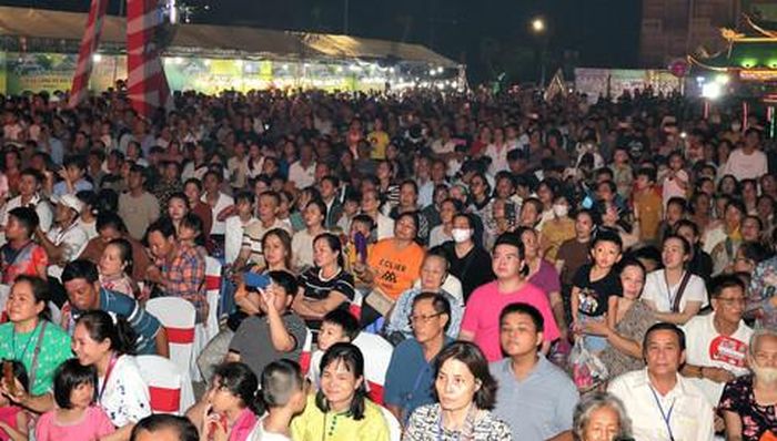 Đông đảo người dân đến dự khai mạc lễ hội.