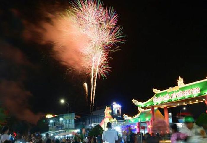 Màn bắn pháo hoa tại đêm khai mạc.