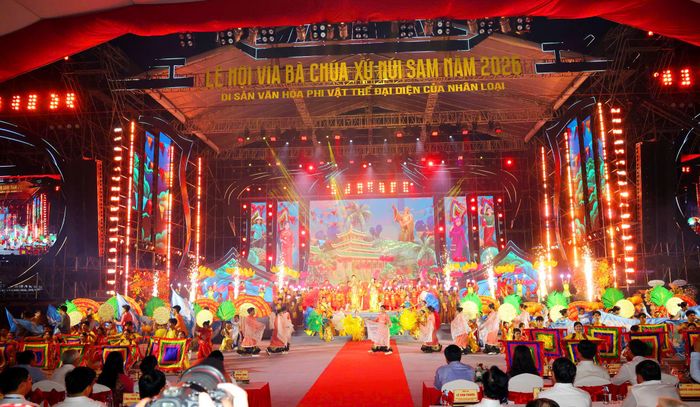 Một tiết mục nghệ thuật biểu diễn hoành tráng tại lễ khai mạc.
