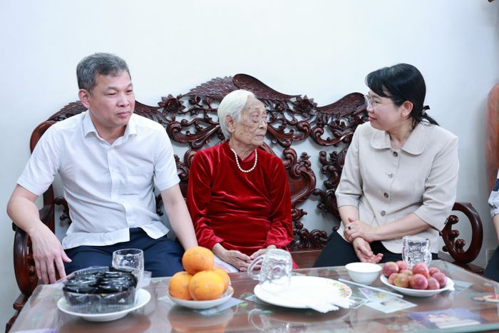 Thiếu tướng Tạ Văn Đẹp và các thành viên đoàn công tác chúc thọ cụ Hoàng Thị Huệ