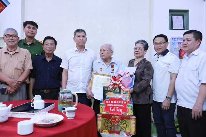 Thiếu tướng Tạ Văn Đẹp và các thành viên đoàn công tác tặng hoa, quà chúc thọ và gửi những lời động viên đến cụ Nguyễn Văn Tuội