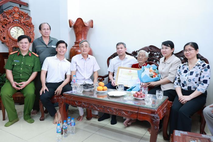 Đón nhận tình cảm, sự quan tâm đặc biệt của TPHCM, các cụ cao tuổi và gia đình đã bày tỏ sự xúc động