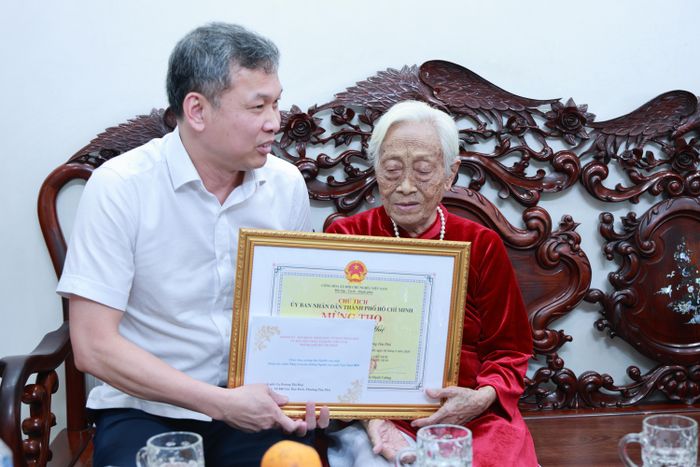 Thiếu tướng Tạ Văn Đẹp tặng quà chúc thọ cụ Hoàng Thị Huệ