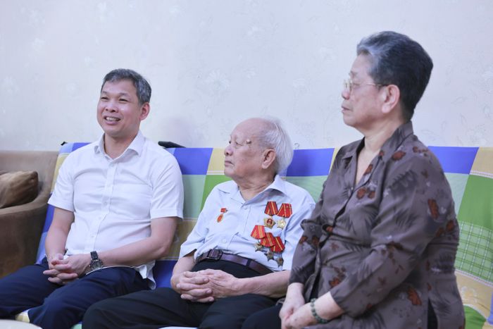 Thiếu tướng Tạ Văn Đẹp đến thăm và chúc thọ cụ Nguyễn Văn Tuội (sinh năm 1936, ngụ phường An Hội Đông), đảng viên 60 năm tuổi Đảng, nguyên Trưởng phòng Tổ chức Công ty Dệt thảm len Gia Lâm