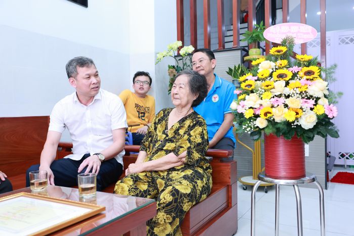 Thiếu tướng Tạ Văn Đẹp cùng đoàn công tác đến thăm và chúc thọ cụ Trầm Thị Huệ