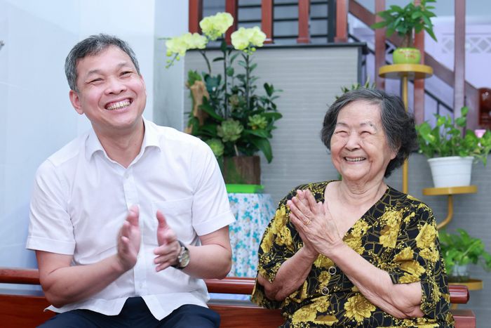 Cụ Trầm Thị Huệ bày tỏ niềm vui và xúc động trước sự quan tâm của Đảng, Nhà nước, TPHCM đối với người cao tuổi; đồng thời chia sẻ niềm hạnh phúc khi được sống trong vòng tay yêu thương, chăm sóc của con cháu