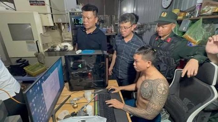Vũ Mạnh Quyết sử dụng máy móc hiện đại để tổ chức sản xuất các bộ phận, kinh kiện vũ khí quân dụng
