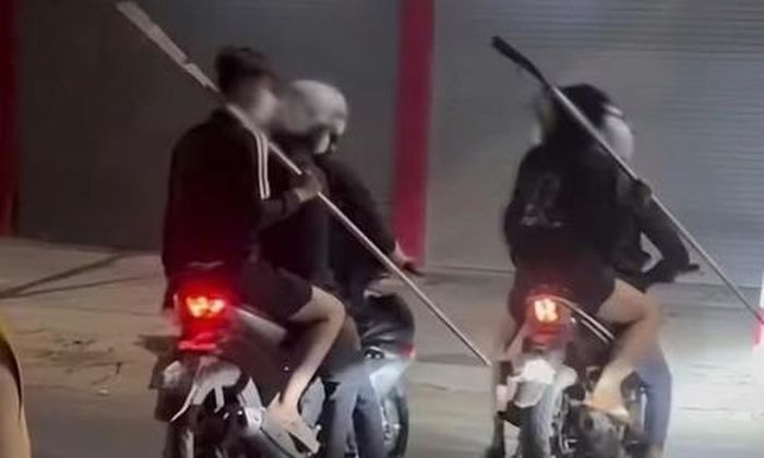 Các đội tượng cầm dao phóng lợn truy đuổi người dân.