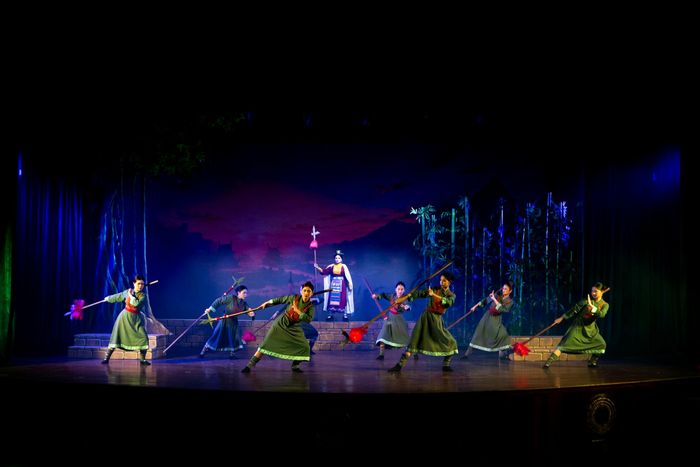  Một số hình ảnh trong vở cải lương "Tiếng trống Mê Linh"