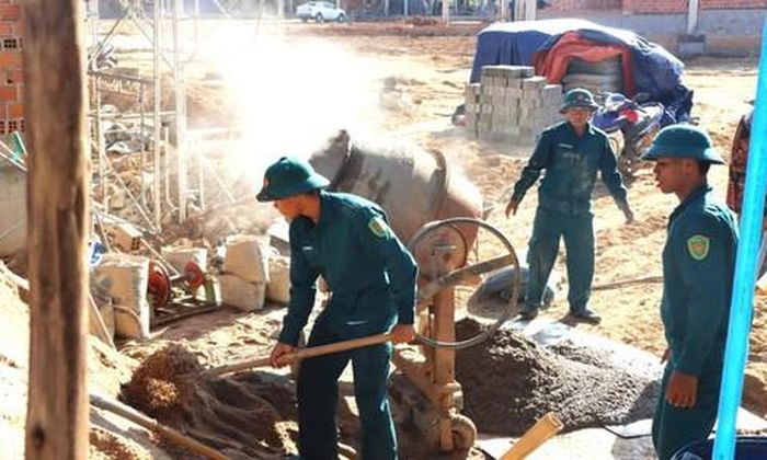 Lực lượng vũ trang hỗ trợ xây trường biên giới.