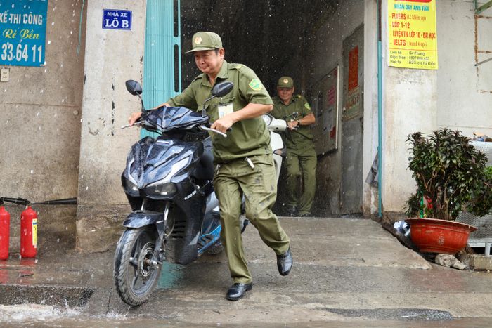 Lực lượng tại chỗ hỗ trợ người dân sơ tán và vận chuyển tài sản 