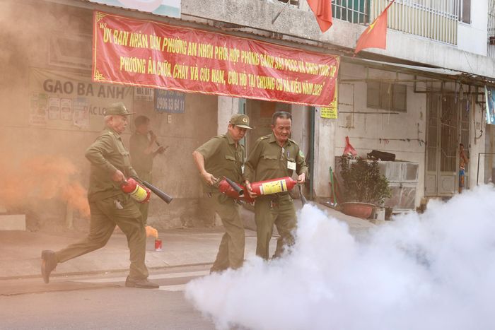Lực lượng ANTT cơ sở sử dụng bình chữa cháy dập lửa ở giai đoạn đầu, giảm thiểu tối đa thiệt hại trước khi Cảnh sát PCCC&amp;CHCN chuyên nghiệp tiếp cận hiện trường
