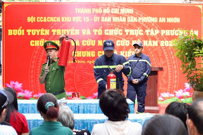 Cán bộ tuyên truyền hướng dẫn phân biệt bình và sử dụng từng loại bình cho từng trường hợp 