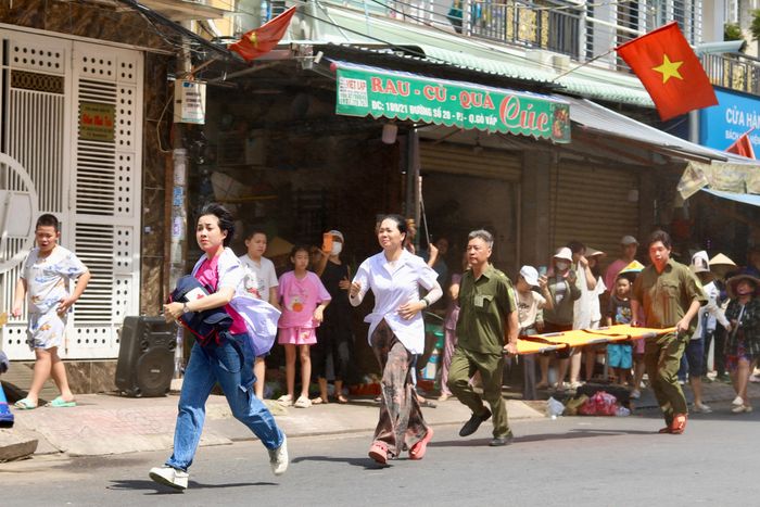 Bộ phận y tế khẩn trương hỗ trợ, sơ cứu các nạn nhân thoát khỏi đám cháy