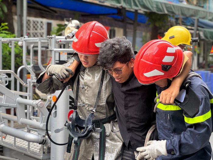 Lực lượng Cảnh sát chữa cháy chuyên nghiệp tiếp cận sâu vào đám cháy giải cứu nạn nhân mắc kẹt