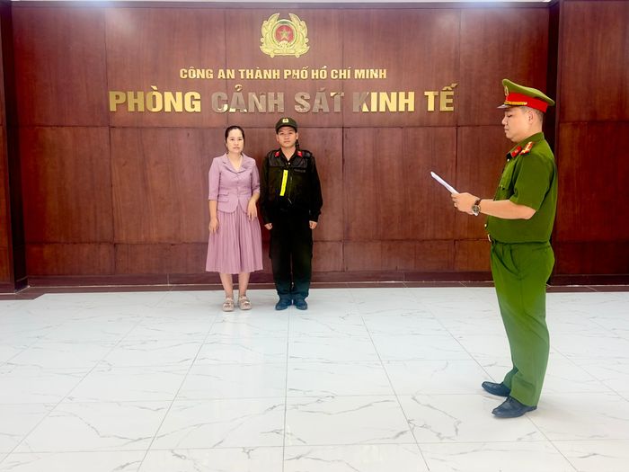 Cơ quan cảnh sát điều tra thực hiện thủ tục tống đạt Quyết định khởi tố bị can đối với Hoàng Thị Bích Ngọc