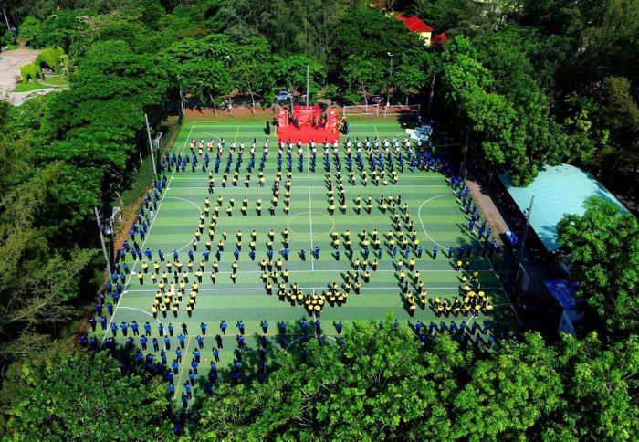 Gần 1.000 sinh viên, cựu sinh viên và giảng viên ĐH Trà Vinh cùng đồng diễn điệu múa truyền thống Saravan.
