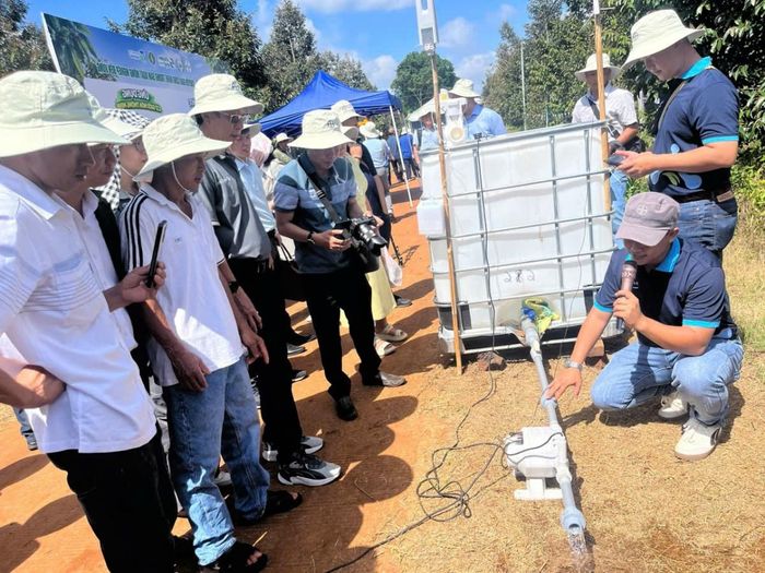  Hệ thống máy phun tự động đang vận hành trong vườn sầu riêng, giúp phun thuốc/bón phân đồng đều, nâng cao hiệu quả chăm sóc cây trồng. 