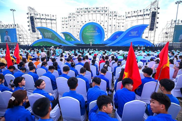Đông đảo người dân tham gia buổi lễ phát động. 