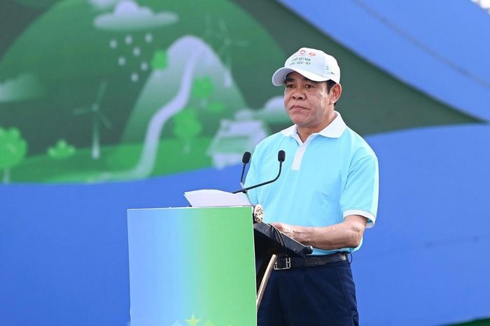 Chủ tịch UBND tỉnh Nghệ An Võ Trọng Hải phát biểu hưởng ứng phong trào, cam kết tiếp tục thực hiện hiệu quả các nhiệm vụ bảo vệ môi trường; quản lý bền vững tài nguyên thiên nhiên.