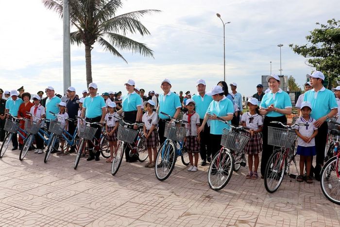 Các đại biểu trao quà tặng ngư dân và các em học sinh có hoàn cảnh khó khăn.