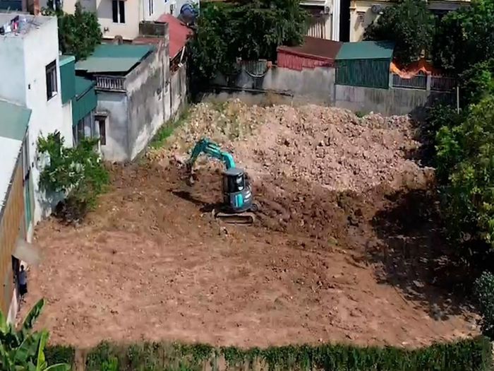  Toàn cảnh khu đất hơn 1.000m² tại thôn Mai Sao, xã Thượng Phúc bị san lấp với số lượng lớn đất các loại, khiến diện tích ao cá và đất nông nghiệp gần như bị xóa bỏ hiện trạng ban đầu. Ảnh PV. 