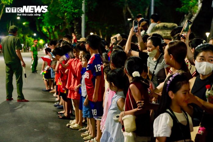 Trong khuôn khổ "Hội thao quân sự, võ thuật và thể thao Công an Nhân dân năm 2026 Khu vực 2", sau các buổi sơ duyệt và tổng duyệt, tối 4/6 và 5/6, lực lượng mô tô dẫn đoàn và đoàn Cảnh sát Cơ động kỵ binh di chuyển qua một số tuyến đường trung tâm TP Huế để giao lưu với Nhân dân. Sự kiện thu hút hàng nghìn người đứng xếp hàng chờ giao lưu.