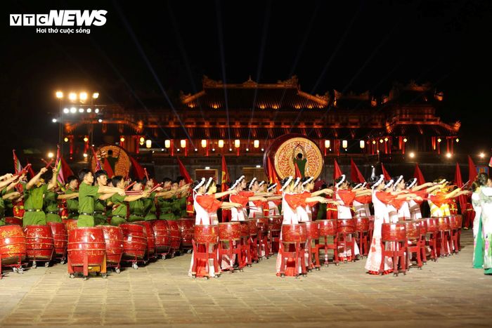 Ngoài ra, còn có cán bộ, chiến sĩ Bộ Tư lệnh Cảnh vệ, Bộ Tư lệnh Cảnh sát cơ động và Công an TP.HCM biểu diễn các nội dung quân sự, võ thuật, mô tô, kỵ binh, quân nhạc, xử lý tình huống nghiệp vụ tại lễ khai mạc và phục vụ nhân dân.