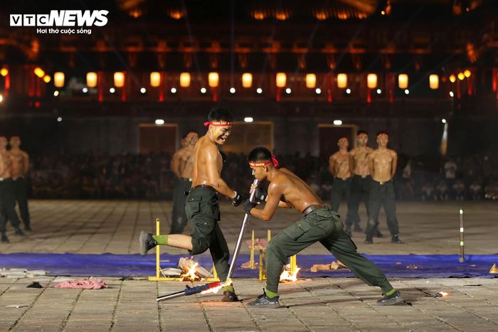 Nam chiến sĩ thể hiện sức mạnh với trình độ võ thuật đỉnh cao khi dùng chân làm cong ống thép. 