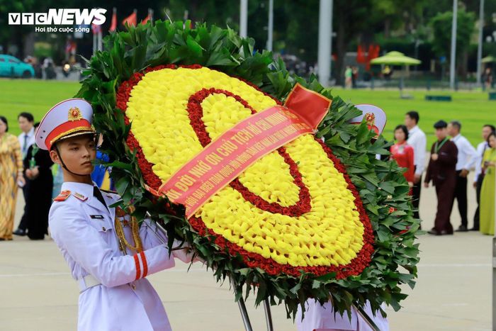 Đội tiêu binh danh dự cẩn trọng rước vòng hoa mang dòng chữ "Đời đời nhớ ơn Chủ tịch Hồ Chí Minh vĩ đại".