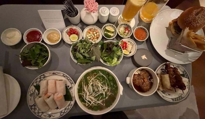 Nhóm nhạc LNGSHOT bày tỏ niềm yêu thích với ẩm thực Việt Nam.