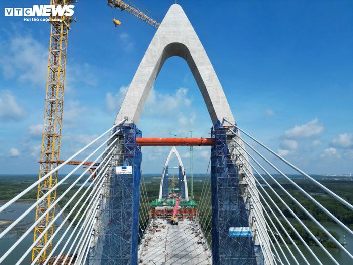 Nhằm bảo đảm tiến độ, chủ đầu tư cùng đơn vị tư vấn giám sát và các nhà thầu duy trì thi công liên tục theo phương án "3 ca, 4 kíp". Dù vậy, quá trình triển khai vẫn chịu tác động từ biến động giá nhiên liệu và vật liệu xây dựng, khiến chi phí thi công thường xuyên thay đổi.