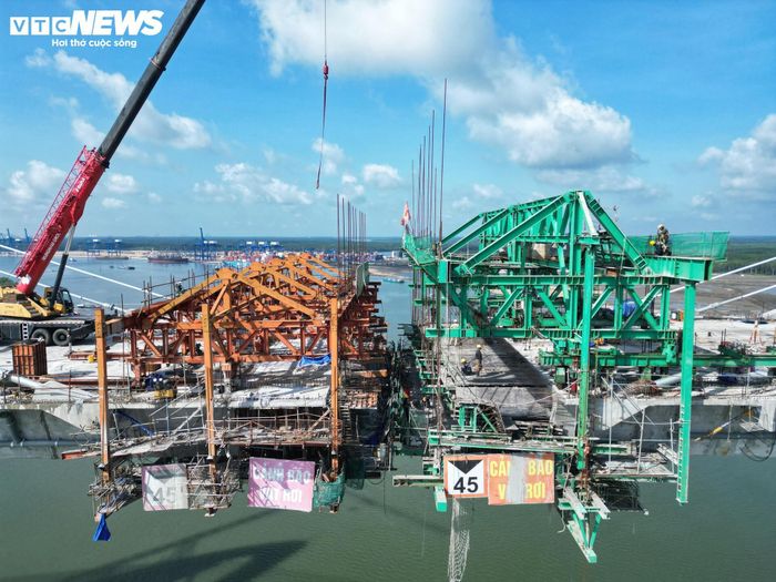 Theo ghi nhận của PV Báo Điện tử VTC News, các nhà thầu đang tăng tốc thi công trên công trường cầu Phước An để hoàn thành những hạng mục cuối cùng. Phần cầu chính đã cơ bản thành hình, các đốt dầm đang được triển khai nhằm chuẩn bị cho công tác hợp long.
