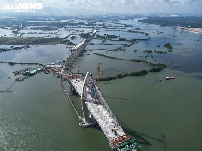 Đại diện chủ đầu tư cho biết, các đơn vị đang tập trung triển khai phần bệ, thân trụ cầu dẫn thuộc gói thầu số 38, thi công nhịp dầm extradosed thuộc gói thầu số 39 và hoàn thiện các hạng mục nền móng, cọc khoan nhồi, trụ đất xi măng tại các gói thầu số 40 và 41.