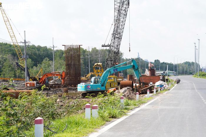 Trái ngược với không khí thi công khẩn trương ở phía TP.HCM, khu vực mặt bằng phía Đồng Nai vẫn chưa ghi nhận nhiều chuyển biến đáng kể về tiến độ. Dù máy móc, thiết bị đã được tập kết tại công trường, nhiều hạng mục vẫn đang trong giai đoạn chuẩn bị thi công.